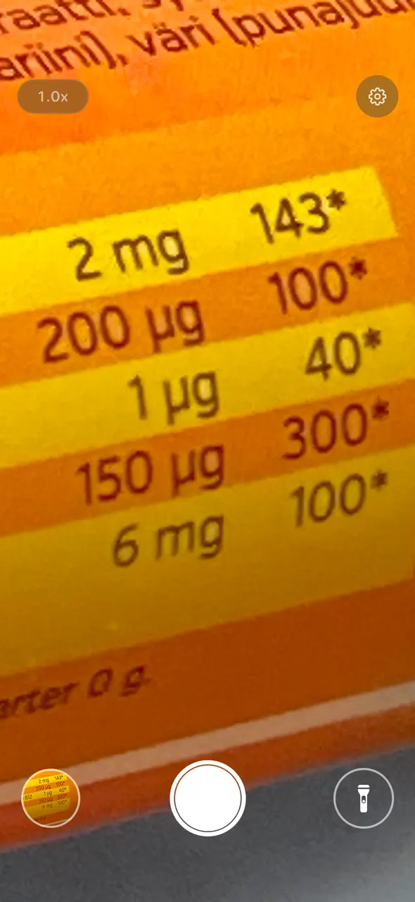 LoupeLens ampliando la letra pequeña de un envase de vitaminas